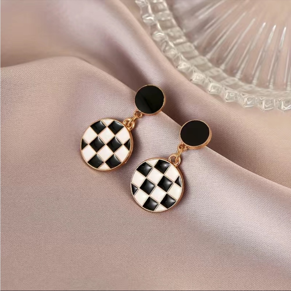 BRAND NEW SUPER UNIQUE Checkerboard Pattern Black And White Plaid Niche Earrings